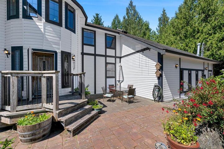 Property Photo: 5885 Jupiter Pl BC V9Z 1B4