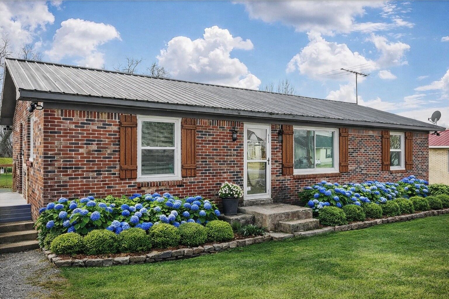 Property Photo:  611 Estes St  TN 37166 