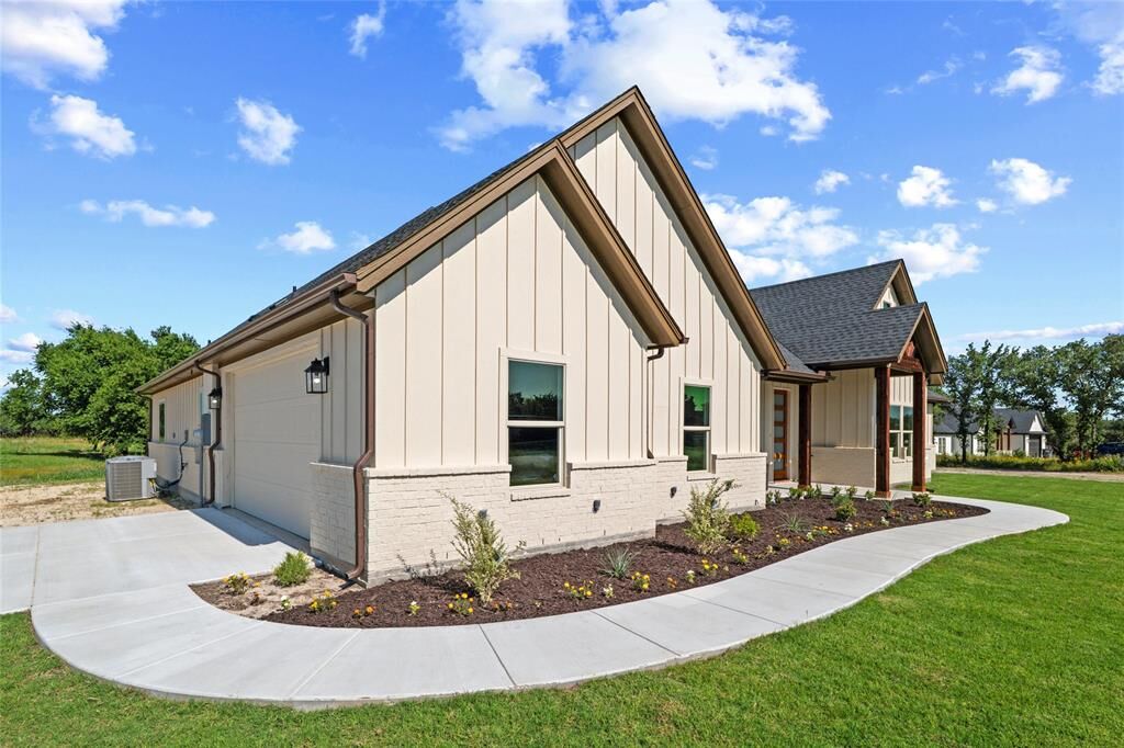 Property Photo:  107 W Stagecoach Trail  TX 76085 