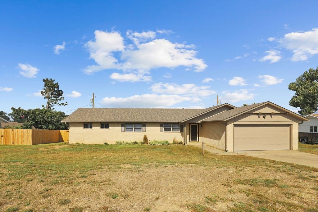 Property Photo:  2709 W Sayre Lane  AR 72758 