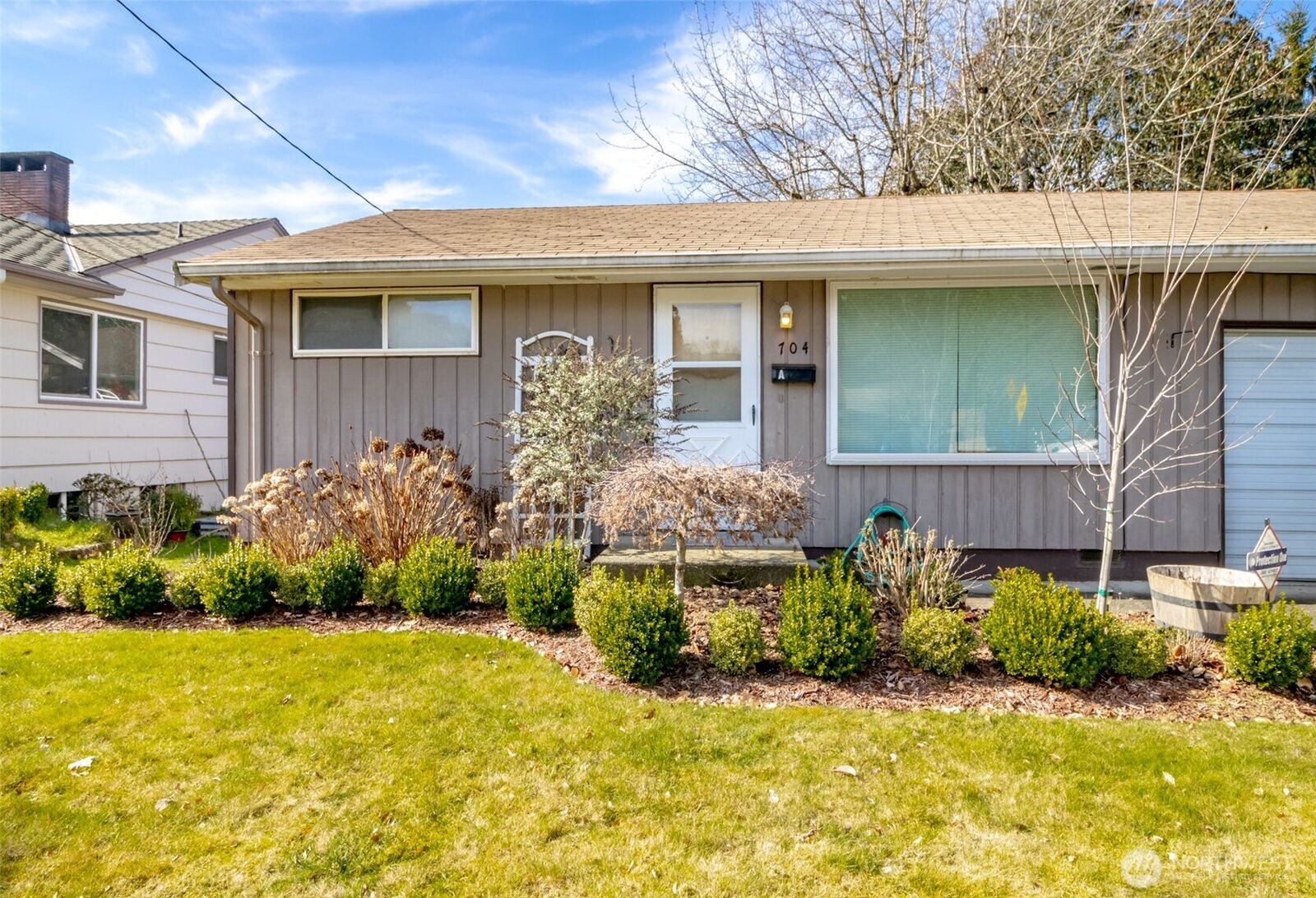 Property Photo:  704  4th Street NE  WA 98372 