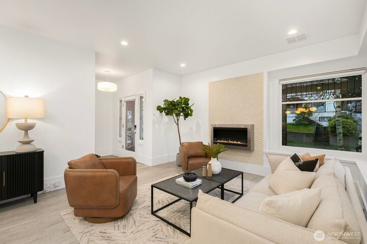 Property Photo:  210 W McGraw Street  WA 98119 