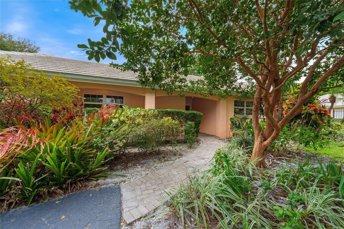 Property Photo:  900 Cypress Terrace V 61  FL 33069 