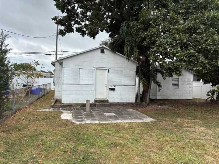 Property Photo: 2236 Taft Street FL 33020