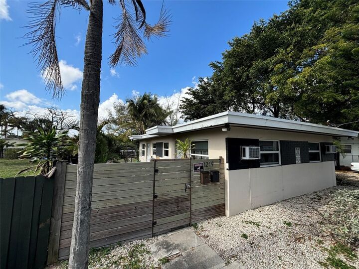 Property Photo:  1219 NE 5th Terrace  FL 33304 