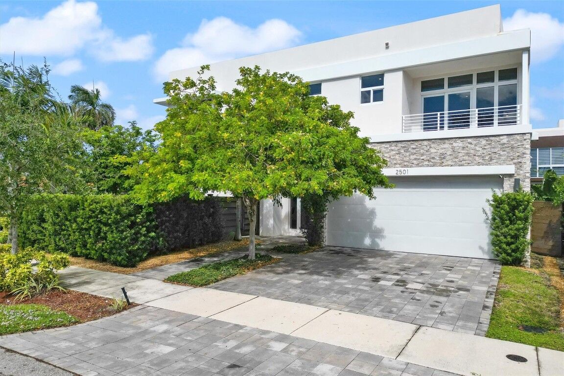 Property Photo:  2501 NE 18th Street  FL 33305 