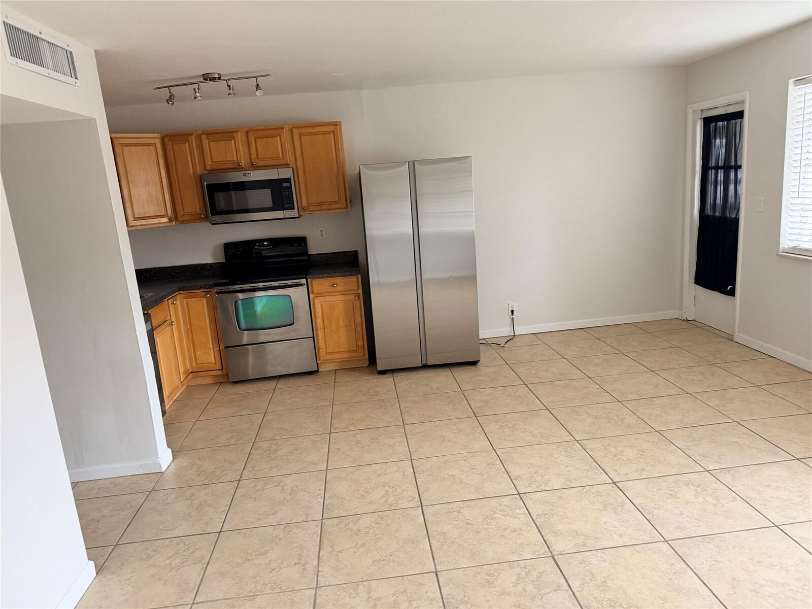 Property Photo: 4051 NE 13th Avenue 52-3 FL 33334