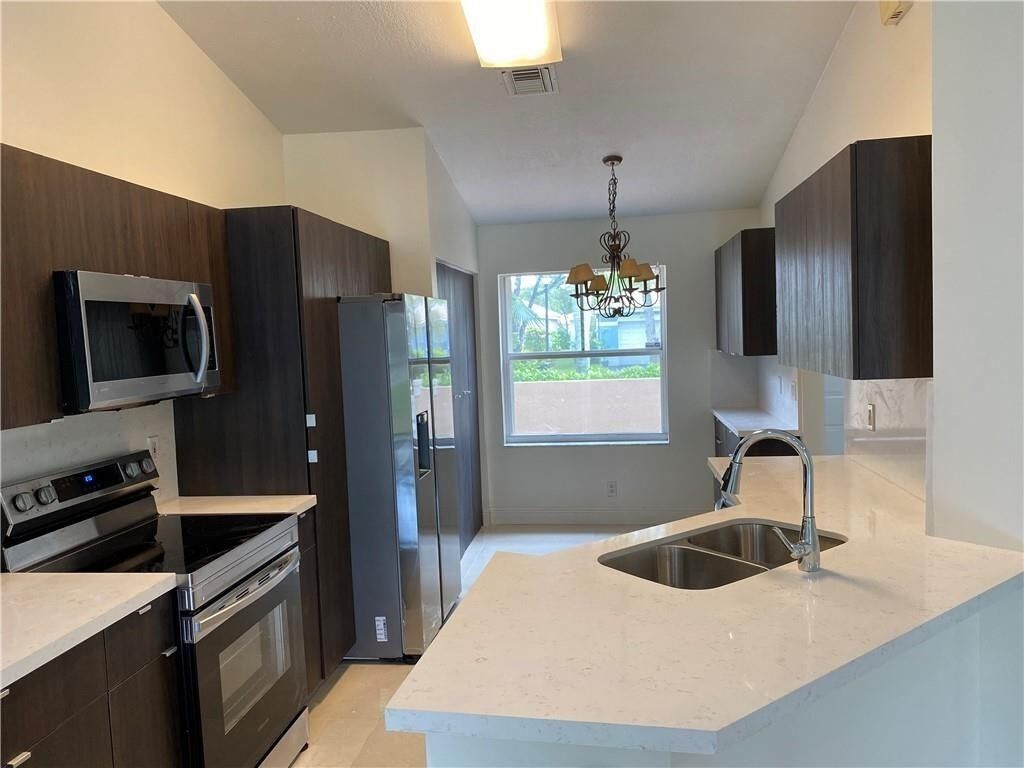 Property Photo: 4276 Pine Ridge Court 4276 FL 33331