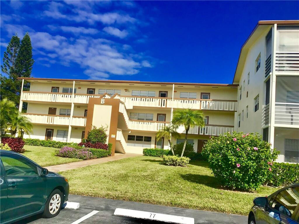 Property Photo:  48 Mansfield B 48  FL 33434 