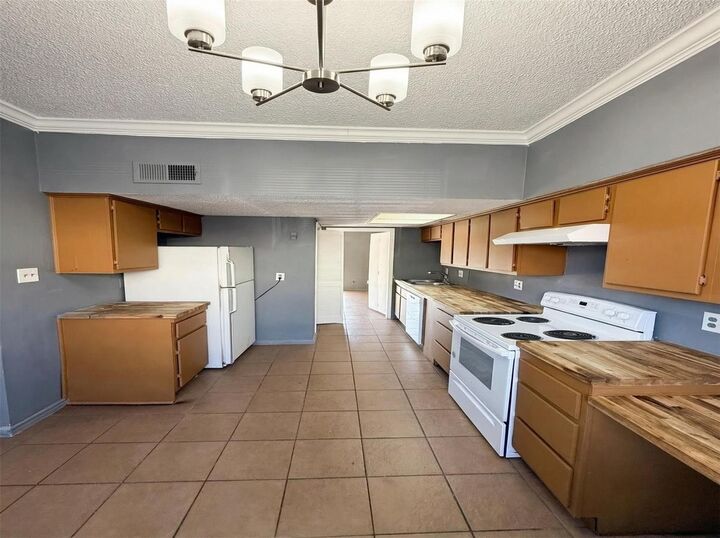 Property Photo:  7700 Creekbend Drive 103  TX 77071 