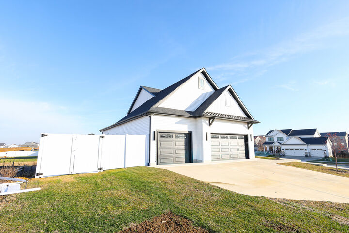 Property Photo: 1112 Bell Grove Lane IL 61705