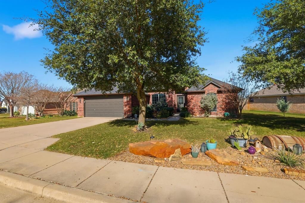 Property Photo: 321 Lockwood Lane TX 76087