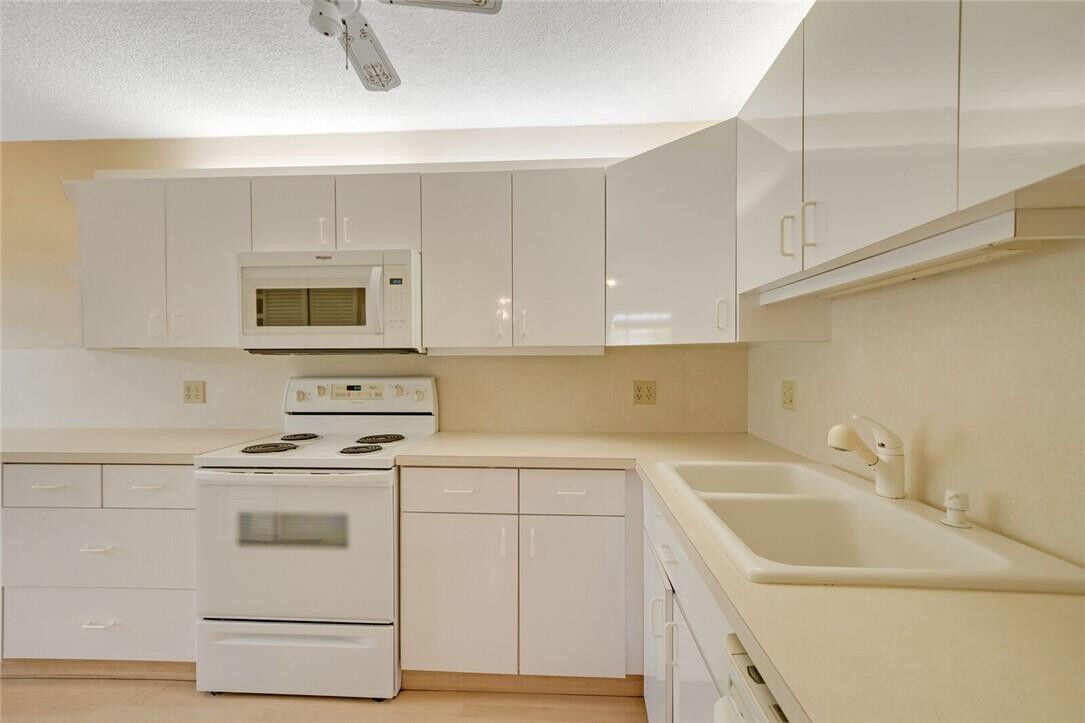 Property Photo: 10110 Cedar Point Boulevard 105 FL 33437