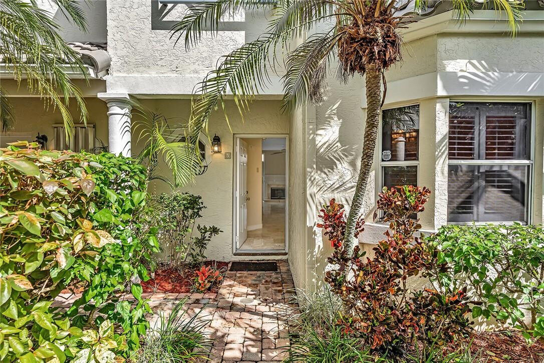 Property Photo:  700 NE 7th Avenue 5  FL 33304 