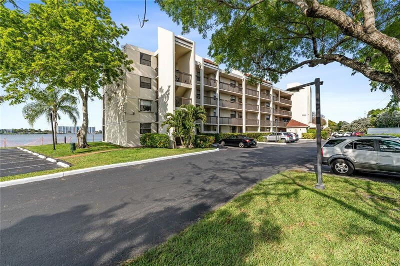 Property Photo: 118 Lake Emerald 103 FL 33309