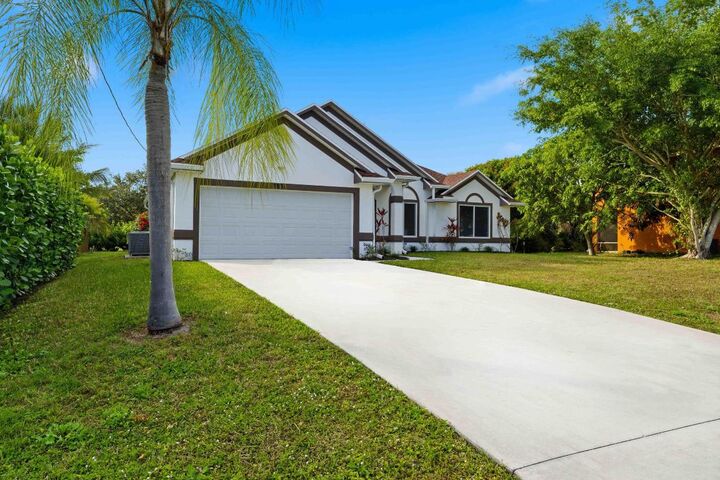 Property Photo: 3031 SE Galt Circle FL 34984