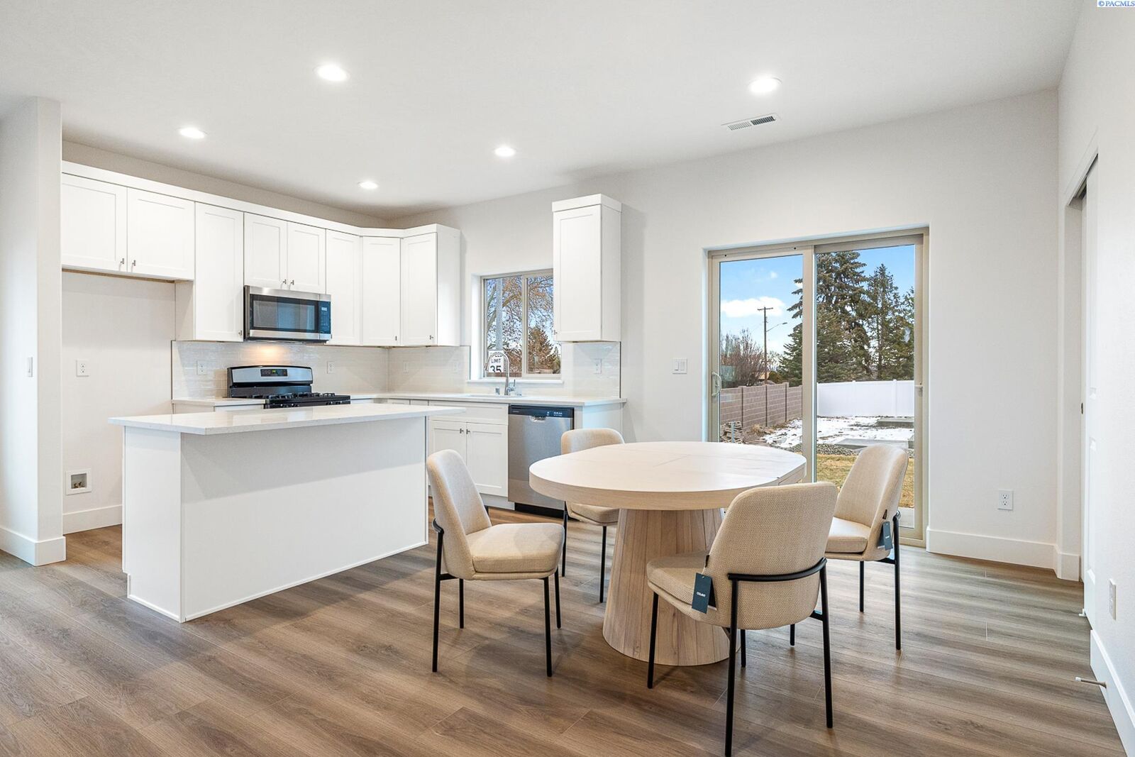 Property Photo:  1009 S Underwood Pl  WA 99337 