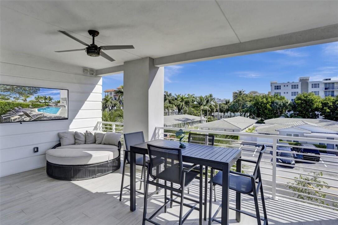 Property Photo:  51 SE 19th Avenue 303  FL 33441 