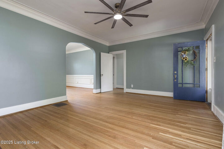 Property Photo: 419 Fairlawn Rd KY 40207