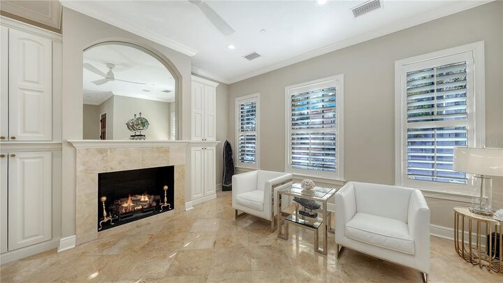 Property Photo:  1513 Oak Street 18  FL 34236 