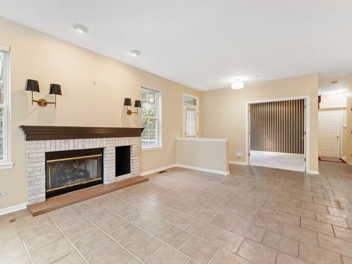 Property Photo:  60 Tanglewood Drive 60  IL 60137 