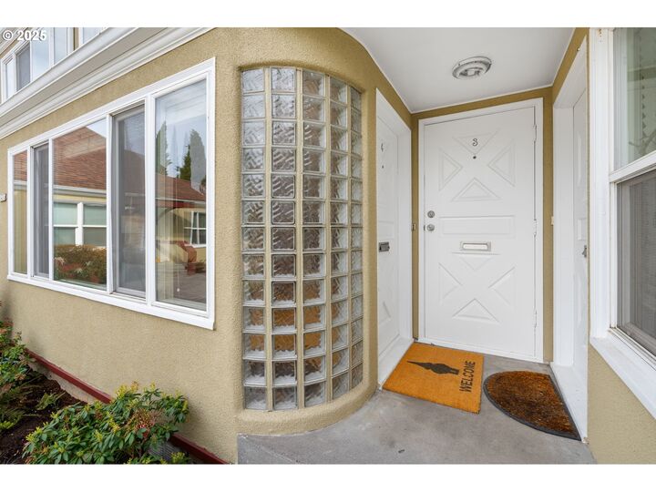 Property Photo:  2438 NE Killingsworth St 4  OR 97211 