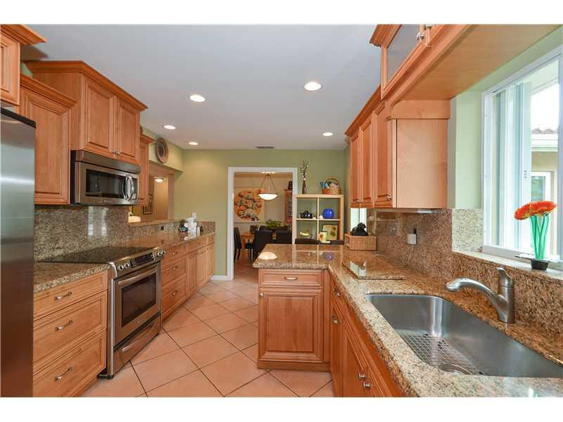 Property Photo: 1900 NE 53rd Street FL 33308