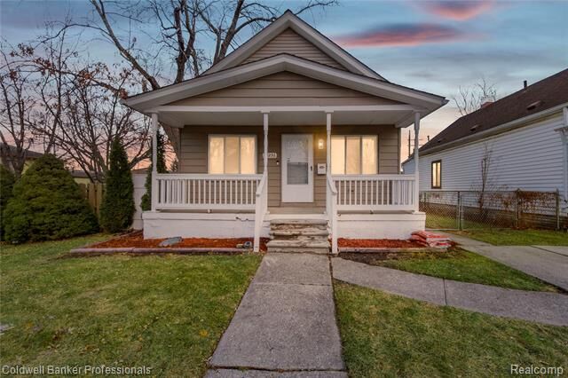 Property Photo:  24236 Shakespeare Avenue  MI 48021 
