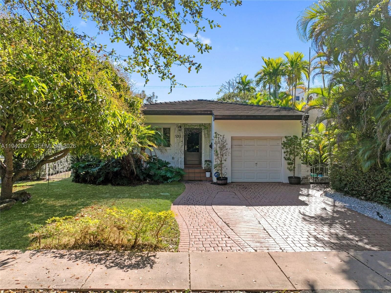 Property Photo: 500 Aragon Ave FL 33134