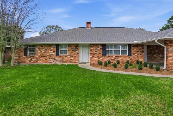 Property Photo:  1506 S Greenfield Circle S  LA 70605 