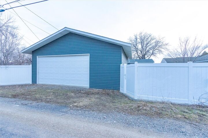 Property Photo:  1925 Yellowstone Ave  MT 59101 