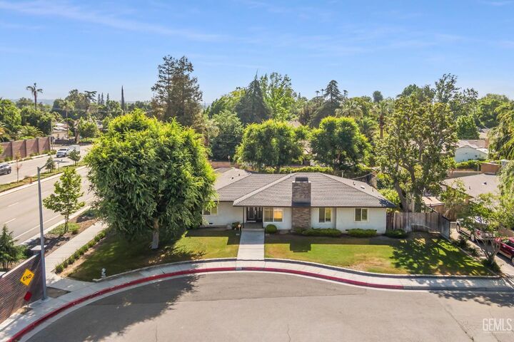 Property Photo: 2330 Myrtle Street CA 93301