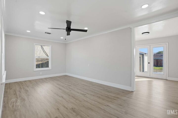 Property Photo:  1239 Washington Avenue  CA 93308 