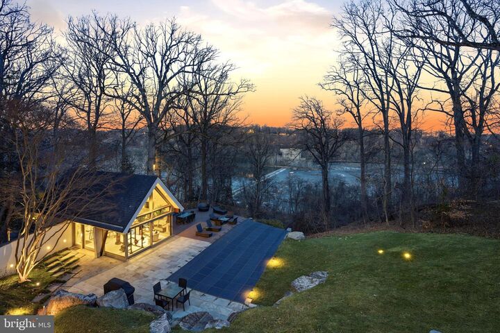 Property Photo:  1100 Crest Lane  VA 22101 