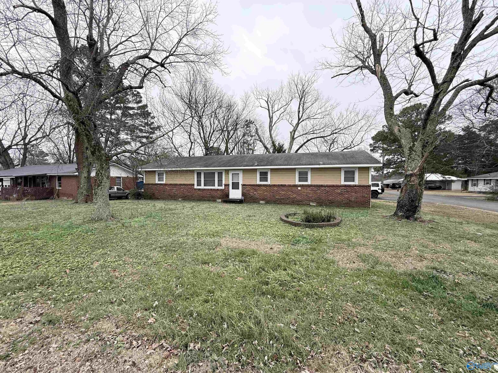 Property Photo:  205 N Debeth Plaza  AL 35611 