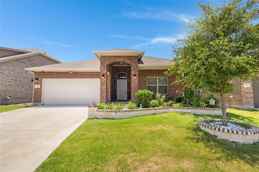 Property Photo: 820 Wilmott Terrace TX 76247