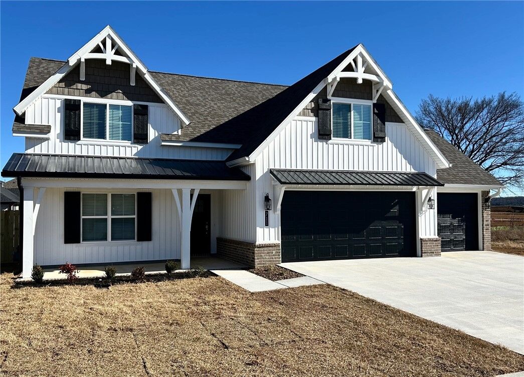 Property Photo:  711 S Baggett Street  AR 72753 