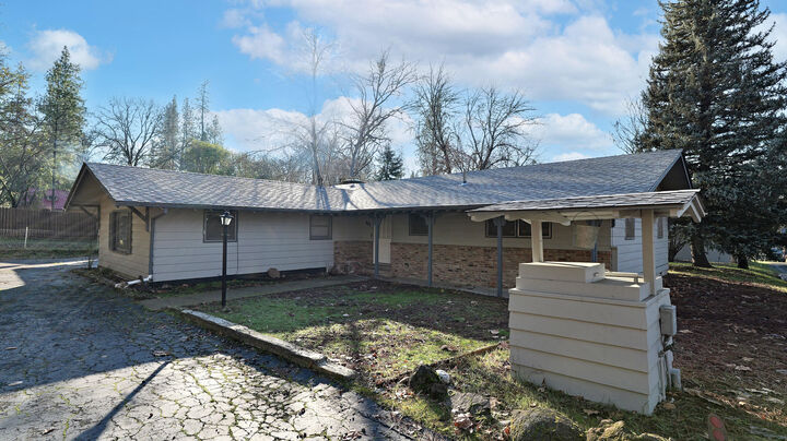 Property Photo:  801 Old Ferry Road  OR 97539 