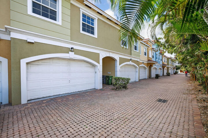 Property Photo: 3024 NE 5th Terrace 10 FL 33334