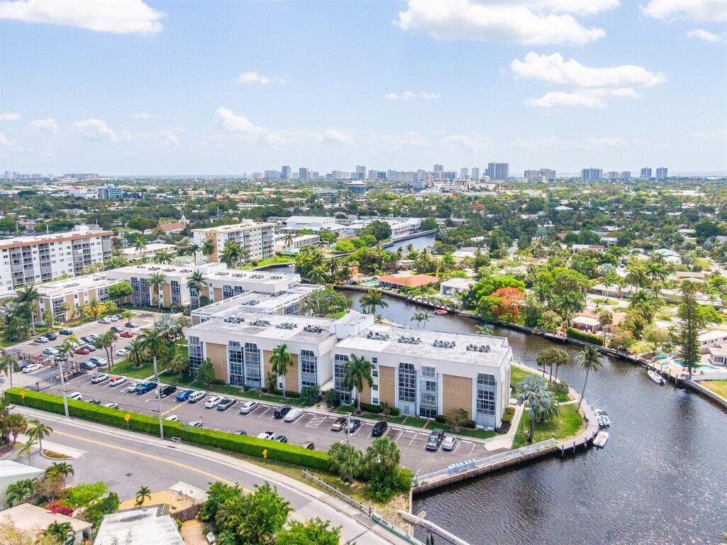 Property Photo: 3000 NE 16th Avenue 207 FL 33334