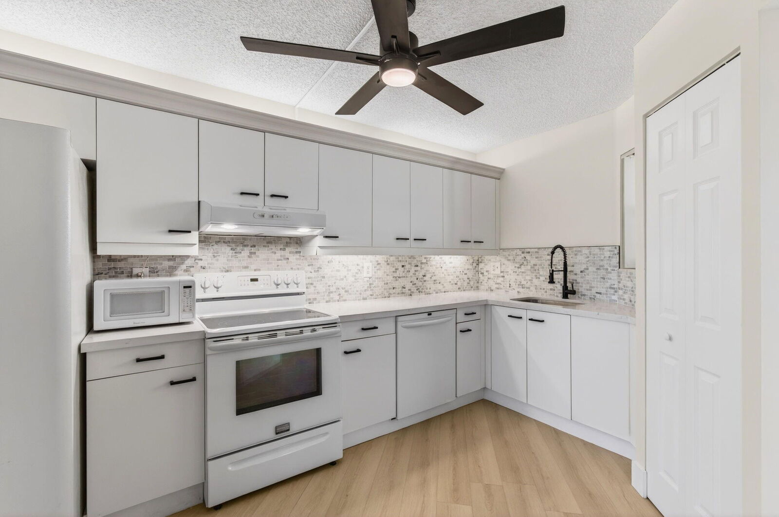 Property Photo:  5900 Camino Del Sol 304  FL 33433 
