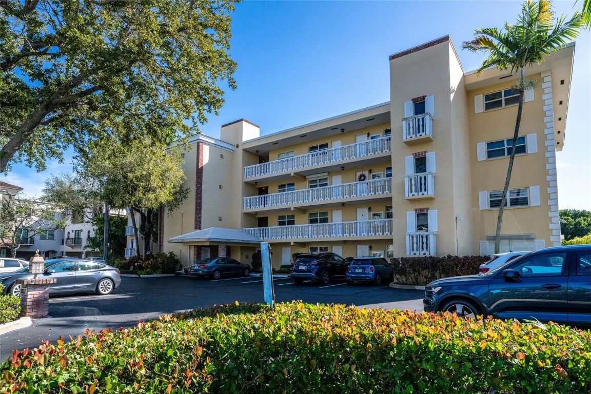 Property Photo:  1332 Bayview Drive 401  FL 33304 