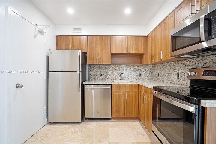 Property Photo:  5101 Collins Ave 14P  FL 33140 