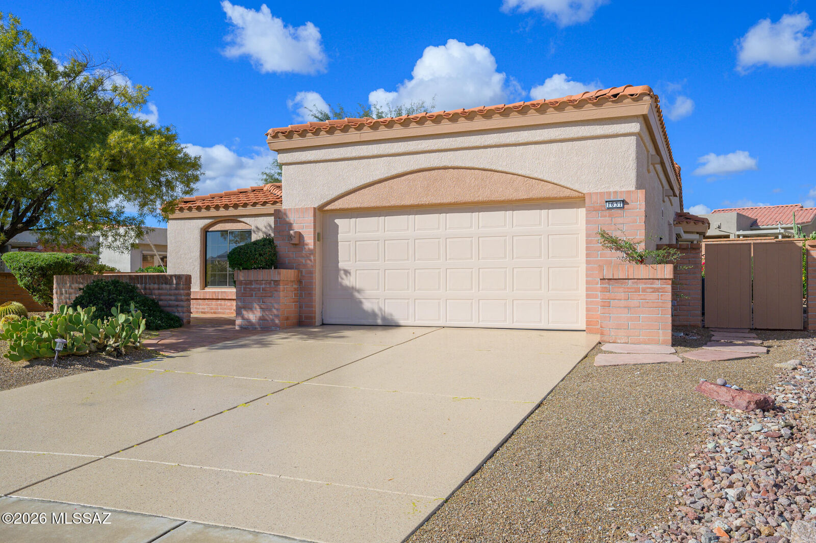 Property Photo:  1631 E Firefly Court  AZ 85755 
