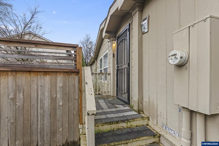 Property Photo:  12323 SE Holgate Bl 2  OR 97236 