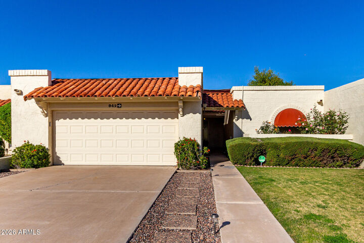 Property Photo:  942 E Laguna Drive  AZ 85282 