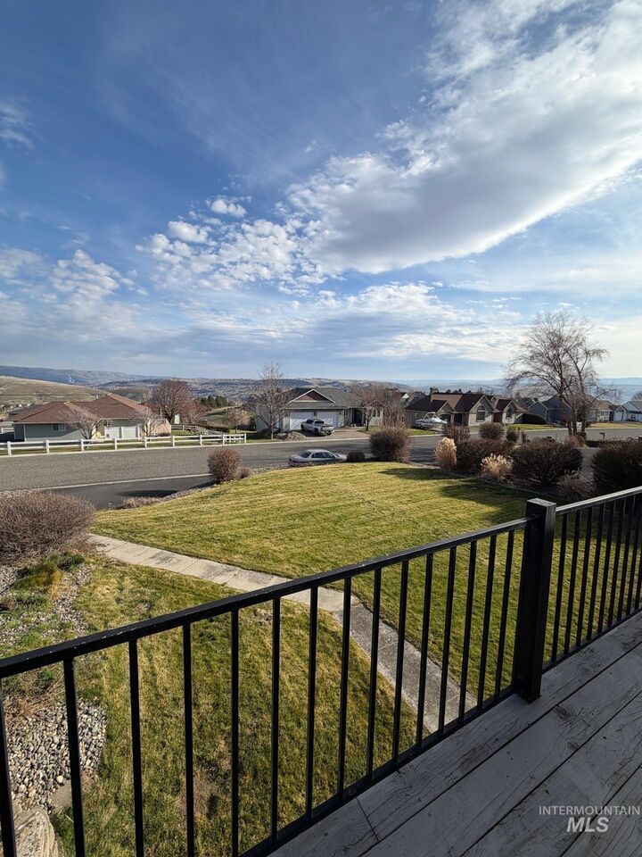 Property Photo: 3824 Pleasant View Drive WA 99403