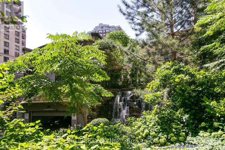 Property Photo:  3880 Duke Of York Boulevard 2804  ON L5B 4M7 