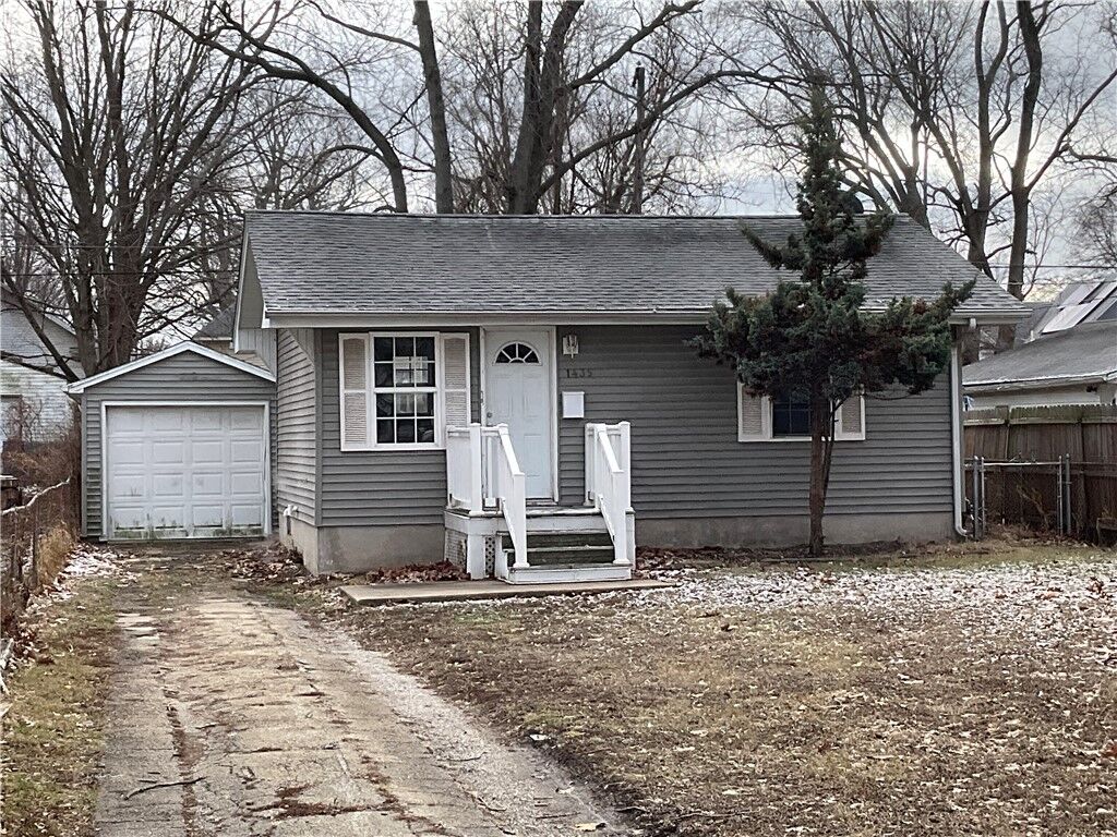 Property Photo:  1435 E Prairie Street  IL 62521 