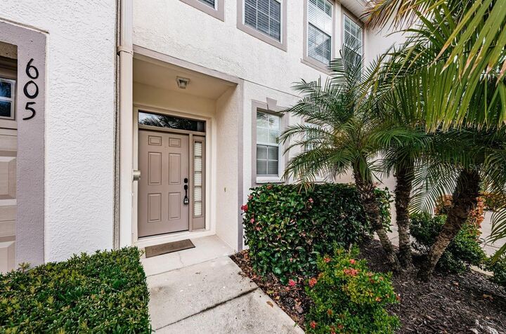 Property Photo:  605 Vallance Way NE  FL 33716 